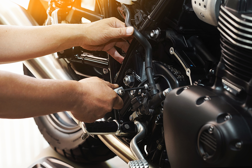 Motorrad Reparatur Regensburg: Nahaufnahme einer Reparatur am Motorrad